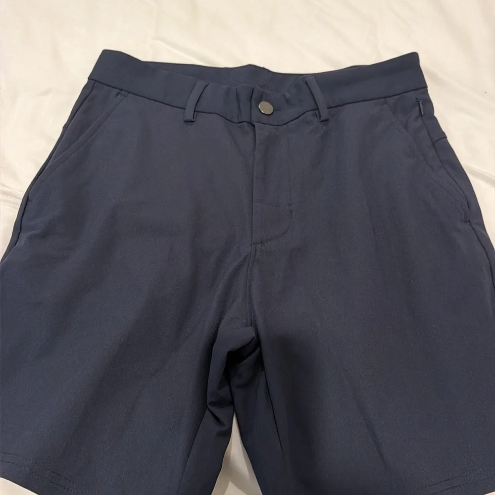 OLD NAVY MEN TECH SHORTS WITH BUTTON AND ZIPPER. NAVY COLOR. SIZE 28. 7”. EUC.